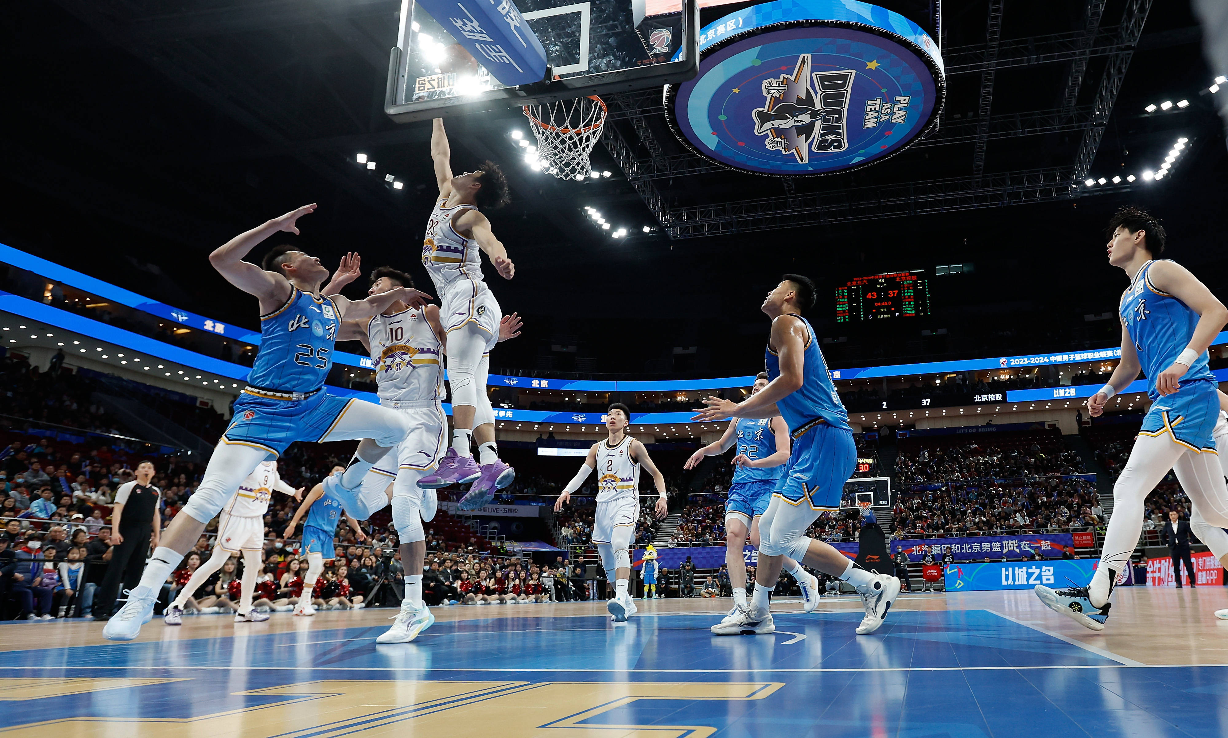 关于篮球场边球迷座无虚席,场外气氛热烈的信息 关于篮球场边球迷座无虚席,场外气氛热烈的信息