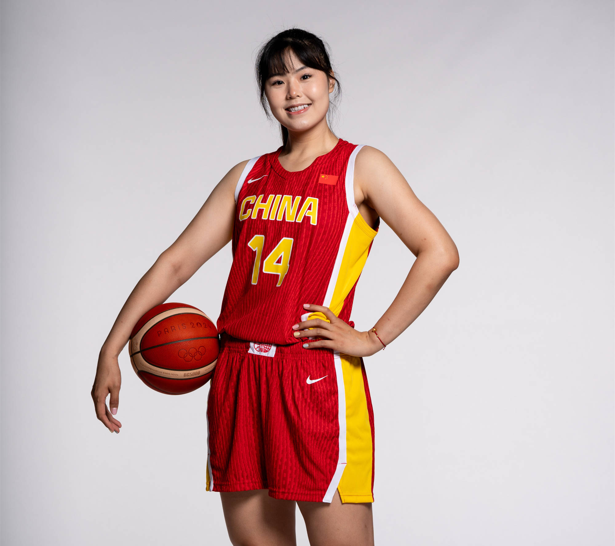 篮球巨星被指挥官大力称赞,赛场上英姿飒爽 篮球巨星被指挥官大力称赞,赛场上英姿飒爽